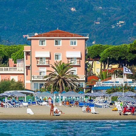 Hotel Happy Marina di Pietrasanta Bagian luar foto