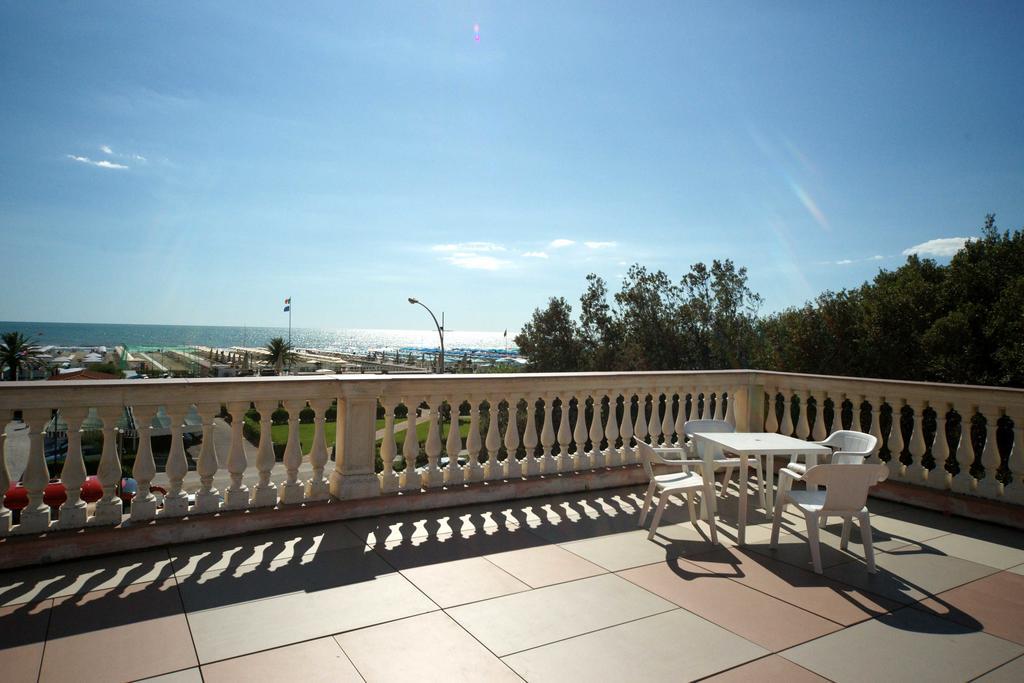 Hotel Happy Marina di Pietrasanta Bagian luar foto