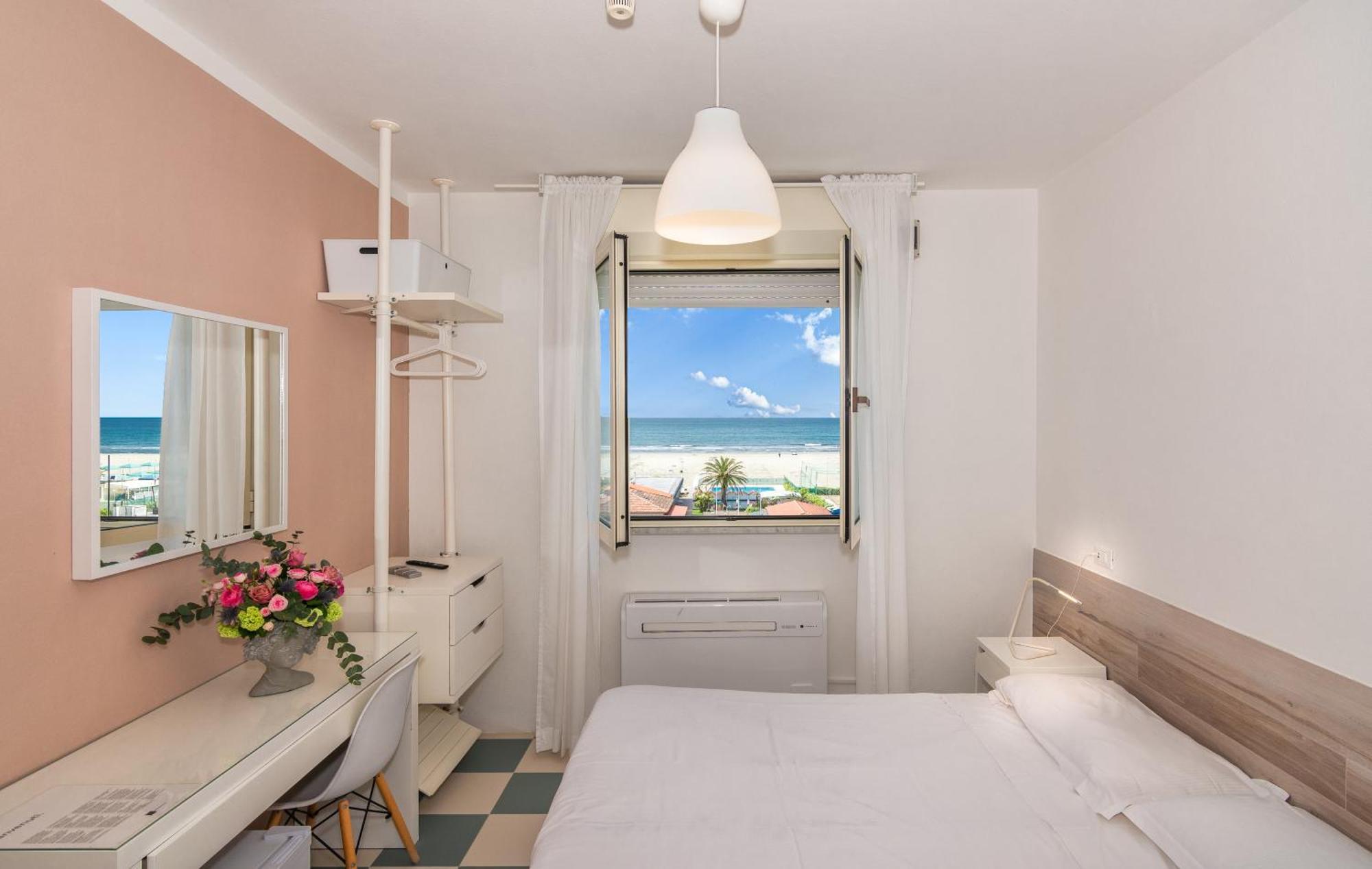 Hotel Happy Marina di Pietrasanta Bagian luar foto