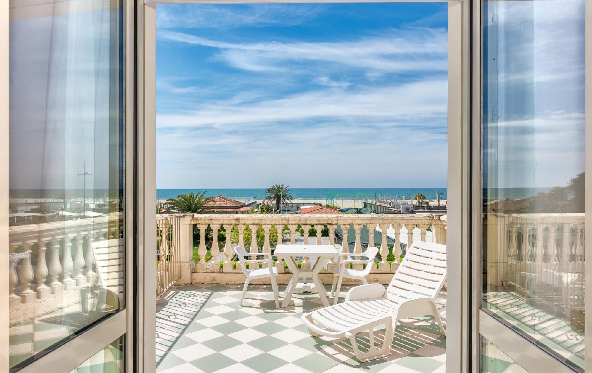 Hotel Happy Marina di Pietrasanta Bagian luar foto