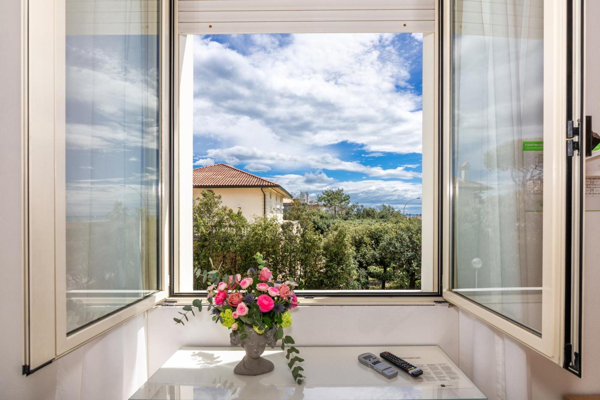 Hotel Happy Marina di Pietrasanta Bagian luar foto