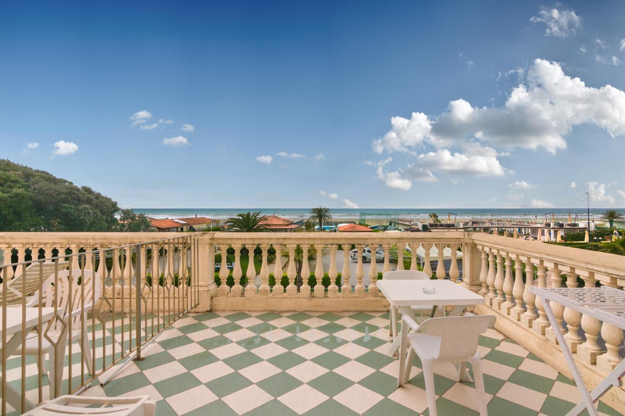 Hotel Happy Marina di Pietrasanta Bagian luar foto