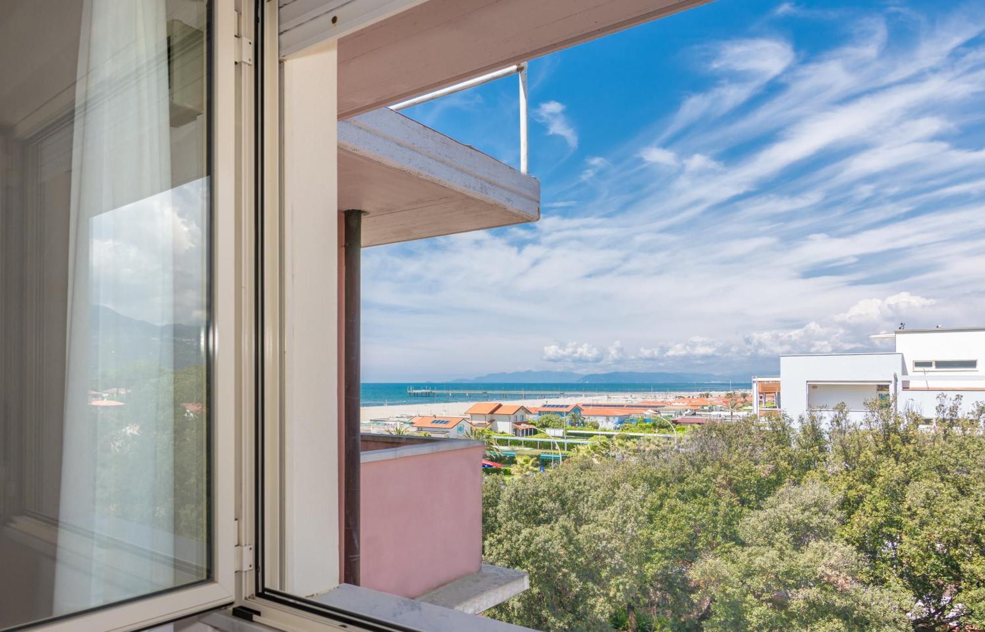 Hotel Happy Marina di Pietrasanta Bagian luar foto