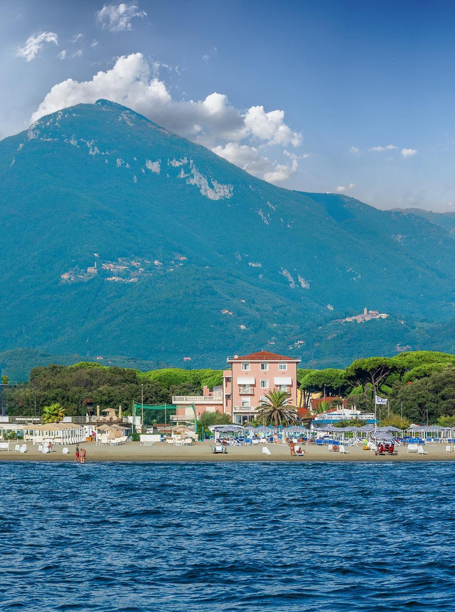 Hotel Happy Marina di Pietrasanta Bagian luar foto